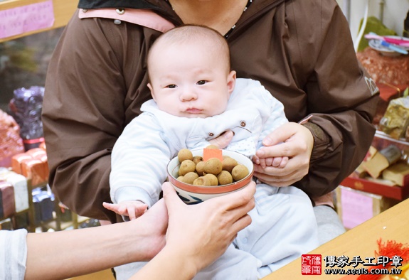剃胎毛、滿月剃頭、嬰兒剃頭、嬰兒理髮、嬰兒剃髮、嬰兒剃胎毛、嬰兒滿月剃頭、寶寶剃頭、剃胎毛儀式、剃胎毛吉祥話、滿月剃頭儀式、滿月剃頭吉祥話、寶寶剃胎毛、寶寶滿月剃頭理髮、新北永和區剃胎毛、新北永和區滿月剃頭、新北永和區嬰兒剃頭剃胎毛、新北永和區嬰兒理髮、新北永和區嬰兒剃髮、王寶寶(新北永和區嬰兒寶寶滿月剃頭理髮、免費嬰兒剃胎毛儀式吉祥話)。中國風會場，爸媽寶貝免費穿「日中韓」古裝禮服。專業拍照、DVD光碟、證書。★購買「臍帶章、肚臍章、胎毛筆刷印章」贈送：剃頭、收涎、抓周，三選一。2016.01.03 照片7